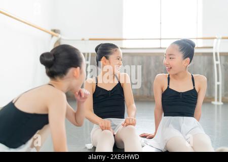 Cours de ballet les filles bavardent Banque D'Images