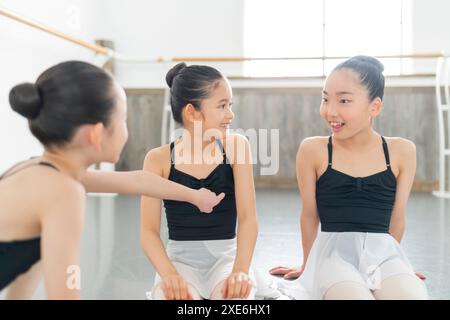 Cours de ballet les filles bavardent Banque D'Images