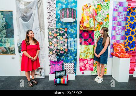 Londres, Royaume-Uni. 26 juin 2024. Étudiants avec des œuvres de textiles et de surfaces Designs de la Northern School of Art - New designers, l'exposition de fin d'études de design de Londres a lieu du 26 au 29 juin et du 3 au 6 juillet 2024 au Business Design Centre de Londres. Il fournit une plate-forme pour plus de 3000 diplômés avec des disciplines couvrant la mode, les textiles, les meubles, la conception de produits, l'illustration et plus encore. Crédit : Guy Bell/Alamy Live News Banque D'Images