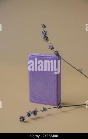 Savon lavande violet fabriqué à la main avec des fleurs de lavande. Produit cosmétique hydratant naturel, doux et hydratant. Beauté apaisante organique Banque D'Images