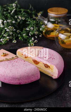 Gâteau crème glacée à l'abricot mousse avec thé Banque D'Images