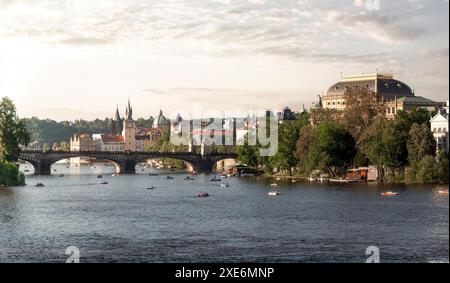 Paysage urbain de Prague avec des gens appréciant la navigation de plaisance dans la rivière Vltava par une journée ensoleillée. République tchèque Banque D'Images