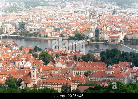 Vue aérienne du paysage urbain de Prague, mettant en évidence son architecture classique et le célèbre pont Charles traversant la rivière Vltava Banque D'Images