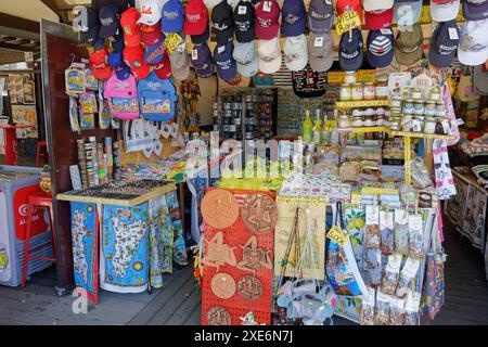 Étals de marché avec des produits-cadeaux locaux siciliens à Syracuse, Italie, Méditerranée, Europe Copyright : bestravelvideo 1278-437 Banque D'Images