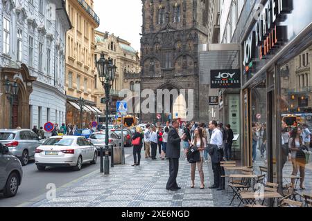 Prague, République tchèque - 27 mai 2019 : visiteurs et résidents se promenant dans une rue animée en direction de la Tour de la poudre à Prague Banque D'Images