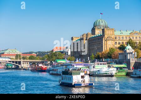 Prague, République tchèque - 09 juillet 2019 : la rivière Vltava à Prague avec de nombreux bateaux à passagers amarrés et naviguant par une journée ensoleillée Banque D'Images