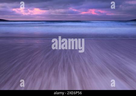 Motifs de vagues tranquilles sur la plage de Scarista au coucher du soleil, île de Harris, Hébrides extérieures, Écosse, Royaume-Uni, Europe Copyright : AlanxNovelli 1353-667 Banque D'Images