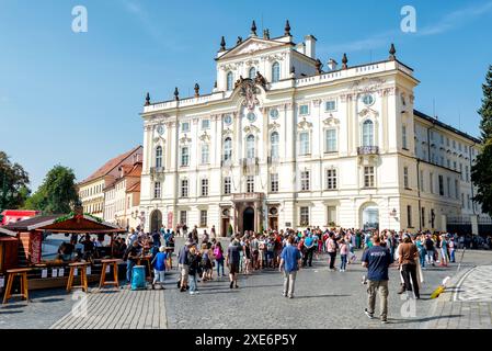 Prague, République tchèque - 07 juillet 2019 : touristes marchant dans une foule devant le Palais de l'Archevêque dans une journée ensoleillée d'été à Prague Banque D'Images