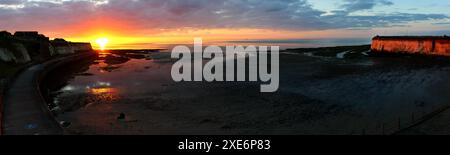 Coucher de soleil du milieu de l'été sur la côte nord de Ken Epple Bay Birchington Kent Banque D'Images