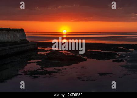 Coucher de soleil du milieu de l'été sur la côte nord de Ken Epple Bay Birchington Kent Banque D'Images