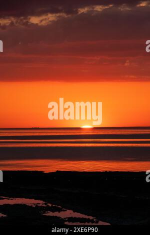 Coucher de soleil du milieu de l'été sur la côte nord de Ken Epple Bay Birchington Kent Banque D'Images