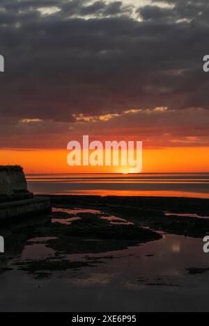 Coucher de soleil du milieu de l'été sur la côte nord de Ken Epple Bay Birchington Kent Banque D'Images