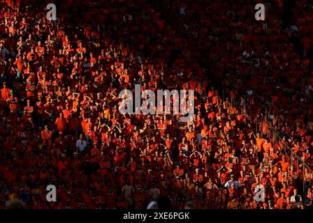 BERLIN, ALLEMAGNE - JUIN 25 : supporters des pays-Bas lors du match de la phase de groupes de l'UEFA EURO 2024 entre les pays-Bas et l'Autriche à l'Olympiastadion le 25 juin 2024 à Berlin, Allemagne. © diebilderwelt / Alamy Stock Banque D'Images