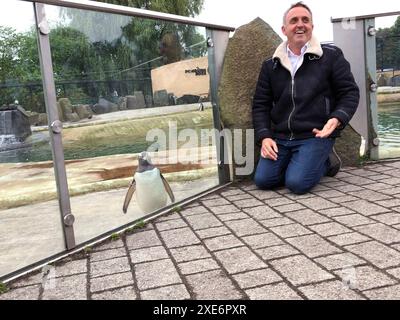 Alex Cole-Hamilton, chef du Lib DEM écossais, au zoo d'Édimbourg, alors qu'il était sur la piste de la campagne électorale générale. Date de la photo : mercredi 26 juin 2024. Banque D'Images