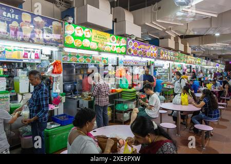 Juin 2024. Témoin de la culture des marchands. Les gens attendent leur nourriture à emporter au Tekka Market Hawker centre, Little India, Singapour. Banque D'Images