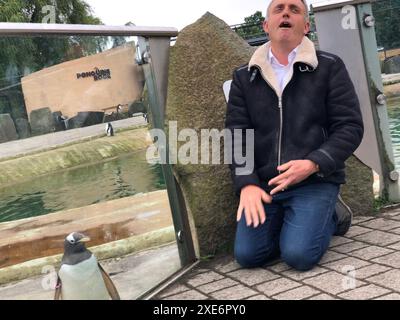 Alex Cole-Hamilton, chef du Lib DEM écossais, au zoo d'Édimbourg, alors qu'il était sur la piste de la campagne électorale générale. Date de la photo : mercredi 26 juin 2024. Banque D'Images