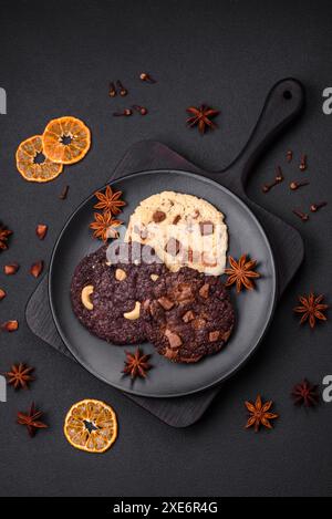 Délicieux biscuits à l'avoine croustillants frais avec chocolat et noix Banque D'Images