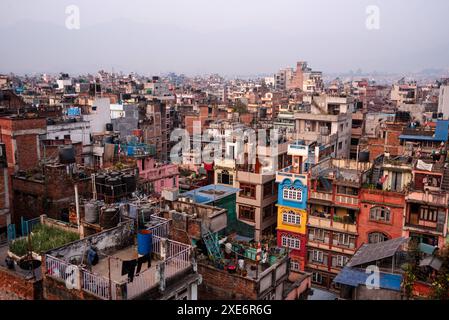 Horizon du lever du soleil avec des maisons colorées et des toits résidentiels, de Thamel densément peuplé à Katmandou, Népal, Asie Copyright : CasparxSchlageter 137 Banque D'Images