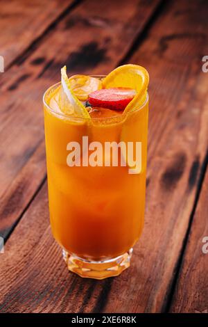 Cocktail rafraîchissant et sucré Pimms Cup avec des fruits Banque D'Images