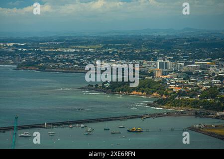 Vue sur le rivage et l'horizon de New Plymouth, regardant le long de la côte, New Plymouth, Île du Nord, Nouvelle-Zélande, Pacifique Copyright : CasparxSchla Banque D'Images