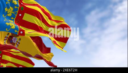 Gros plan des drapeaux de la Communauté valencienne agitant avec le drapeau national espagnol Banque D'Images