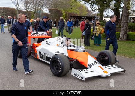 La McLaren MP4/2B 1985 de Niki Lauda roule à travers le paddock jusqu'à la zone d'attente pour sa course de démonstration. 2024 Goodwood, 81e réunion des membres, Sussex. Banque D'Images