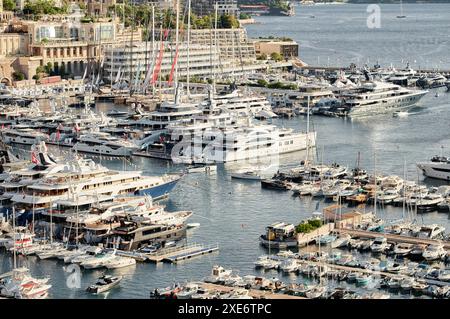 Monaco, Monte Carlo, 01 octobre 2022 - la célèbre exposition de bateaux à moteur au matin, méga salon de yacht, nouveautés de l'ind nautique Banque D'Images