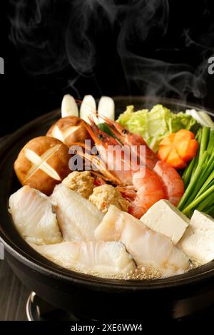 Hotpot de fruits de mer avec morue et crevettes Banque D'Images