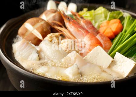 Hotpot de fruits de mer avec morue et crevettes Banque D'Images