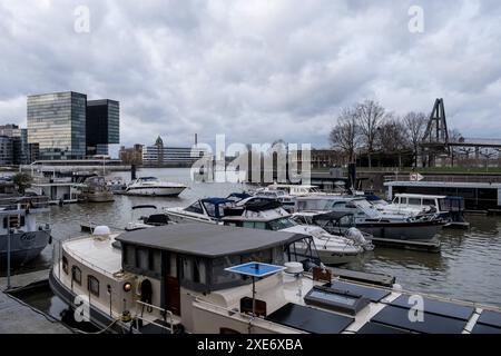 Vue de Dusseldorf-Hafen, un quartier urbain de Dusseldorf, Allemagne, situé sur le Rhin et emplacement des quais de la ville, Dusseldorf, Rhin du Nord Banque D'Images