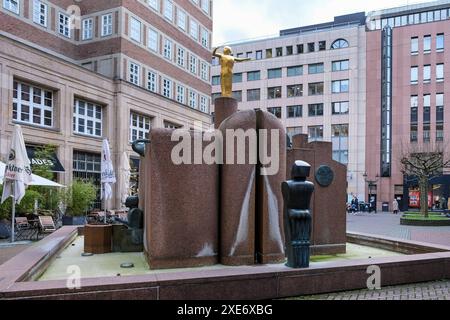 Vue sur la Musikbrunnen, une fontaine construite en métal, marbre et granit située dans une cour derrière Wilhelm Marx Haus, une tour historique Banque D'Images