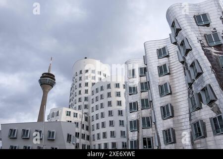 Vue sur le Neuer Zollhof le nouveau Zollhof, nommé d'après une ancienne installation douanière, un point de repère important de Dusseldorf-Hafen, fait partie du po réaménagé Banque D'Images