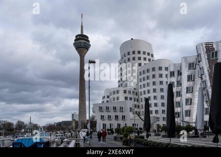 Vue sur le Neuer Zollhof le nouveau Zollhof, nommé d'après une ancienne installation douanière, un point de repère important de Dusseldorf-Hafen, fait partie du po réaménagé Banque D'Images