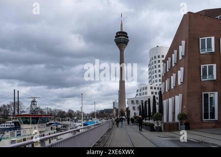 Vue sur le Neuer Zollhof le nouveau Zollhof, nommé d'après une ancienne installation douanière, un point de repère important de Dusseldorf-Hafen, fait partie du po réaménagé Banque D'Images