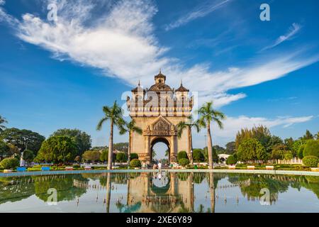 Vientiane Laos, ville skyline à Patuxai (Patuxay) et fontaine le monument le plus célèbre de Vientiane Banque D'Images