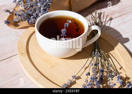 Tasse blanche de thé à la lavande. Mortiers de lavande sèche médecine alternative. Immunité stimulant la tisane saine Banque D'Images