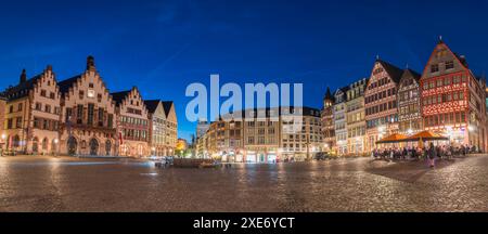 Francfort Allemagne, panorama de nuit sur la place de la vieille ville Romer Banque D'Images
