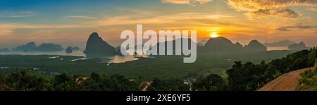 Îles tropicales lever de soleil vue à Samed Nang Chee point de vue avec baie à l'océan, Phang Nga Thaïlande paysage nature panorama Banque D'Images