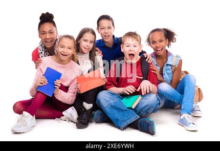 groupe de camarades de classe assis sur le sol isolé sur fond blanc Banque D'Images