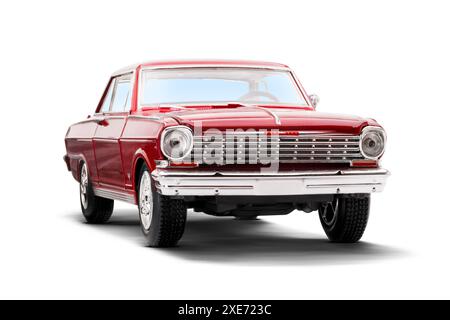 Izmir, Turquie - 4 juin 2024 : vue avant d'une voiture miniature Chevrolet Nova SS 1970 photographiée sur fond blanc Banque D'Images