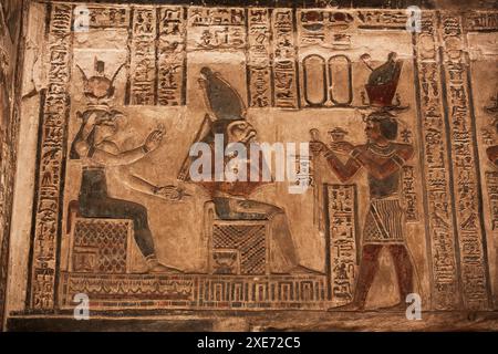 Reliefs de la déesse Hathor à gauche avec Dieu Horus au milieu, et Pharaon à droite, Sanctuaire, Temple de Hathor, Dendera, Qena, Égypte, AFI du Nord Banque D'Images