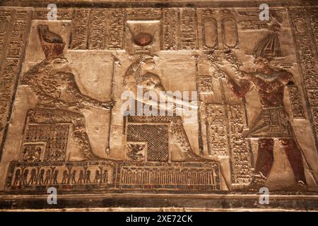 Reliefs du Dieu Horus à gauche, avec la déesse Hathor au centre et Pharaon à droite, Sanctuaire, Temple de Hathor, Dendera, Qena, Égypte, Afrique du Nord, Banque D'Images