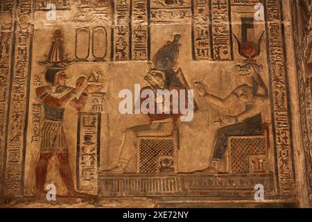 Reliefs de Pharaon à gauche, Dieu Horus au centre, et la déesse Hathor à droite, Sanctuaire, Temple de Hathor, Dendera, Qena, Égypte, Afica du Nord, Afrique C Banque D'Images