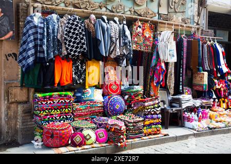 Marchandise à vendre, Al-Muizz Street, Historic Cairo, Cairo, Égypte, Afrique du Nord, Afrique Copyright : RichardxMaschmeyer 801-3943 Banque D'Images