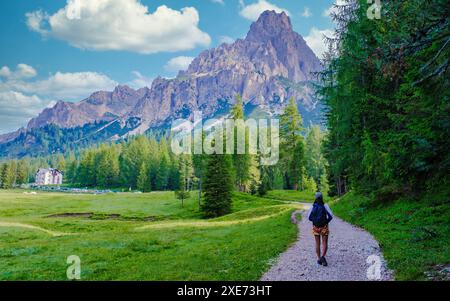 Jeunes femmes faisant de la randonnée dans les dolomites en Italie Banque D'Images