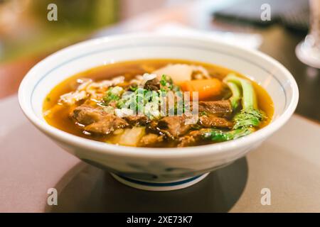 Gros plan des nouilles ramen dans un bol sur la table Banque D'Images