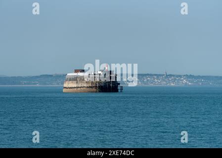 Fort de Spitbank dans le Solent avec Ryde sur l'île de Wight derrière. Juin 2024. Banque D'Images