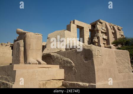 Section inférieure, Colosse de Ramsès II, Ramesseum, Temple mémorial du Pharaon Ramsès II, 13ème siècle av. J.-C., Thèbes antiques, site du patrimoine mondial de l'UNESCO Banque D'Images