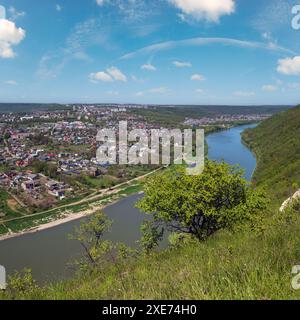 Vue imprenable sur le Dnister River Canyon. Vue sur la ville de Zalishchyky, région de Ternopil, Ukraine. Banque D'Images