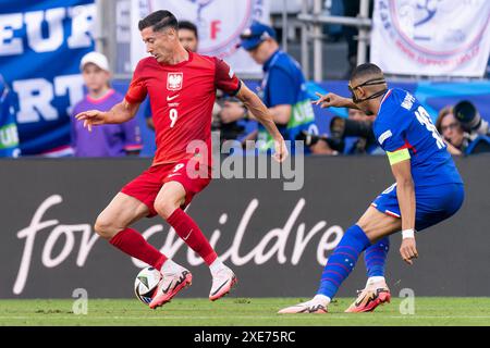 Dortmund, Allemagne. 25 juin 2024. DORTMUND, ALLEMAGNE - JUIN 25 : Robert Lewandowski de Pologne combat pour le ballon avec Kylian Mbappe de France avec masque lors du match Groupe d - UEFA EURO 2024 entre la France et la Pologne au BVB Stadion Dortmund le 25 juin 2024 à Dortmund, Allemagne. (Photo de Joris Verwijst/Agence BSR) crédit : Agence BSR/Alamy Live News Banque D'Images